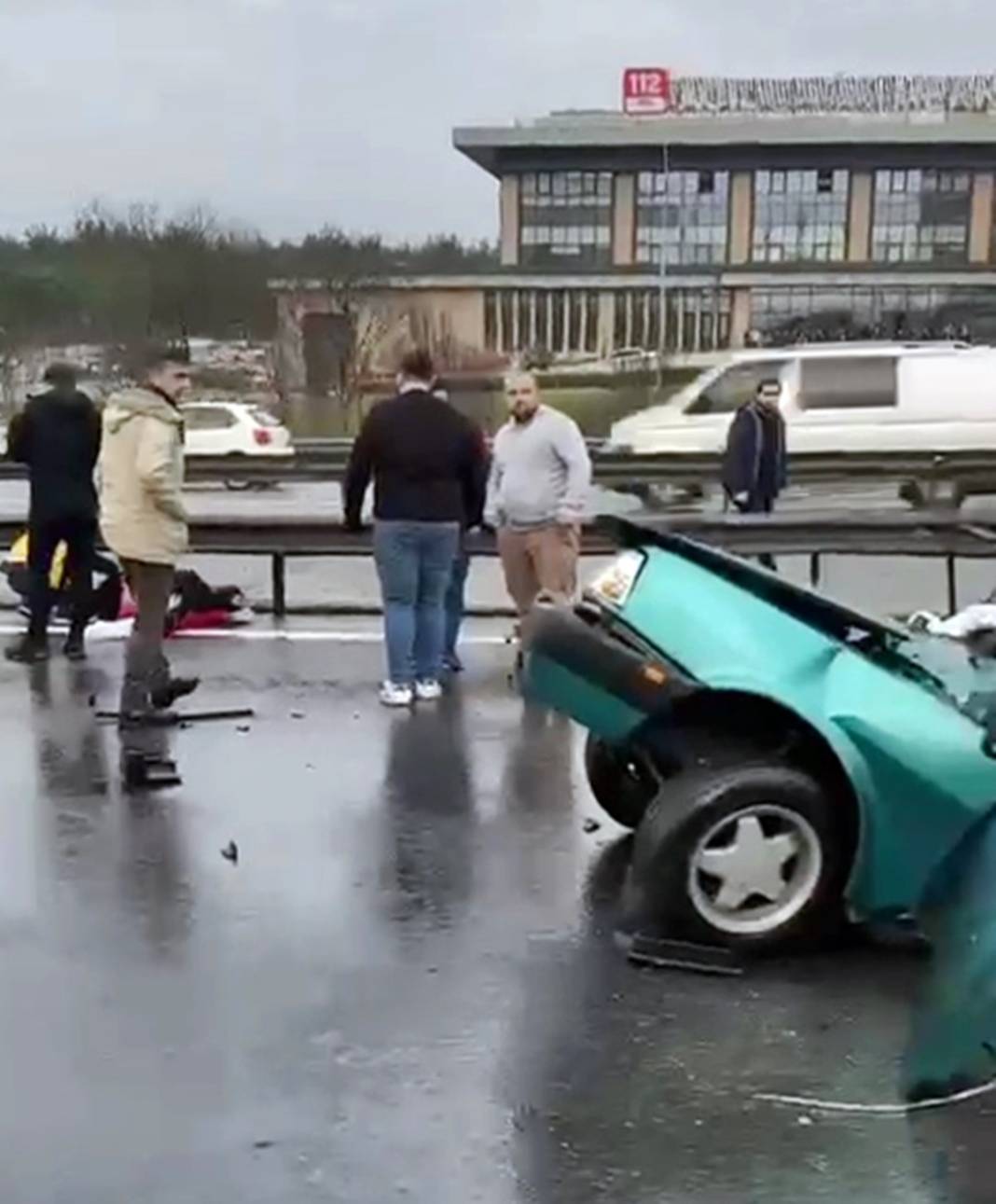 TEM'de feci kaza! Parçalanmış aracı görenler gözlerini ovuşturup bir daha baktı 3
